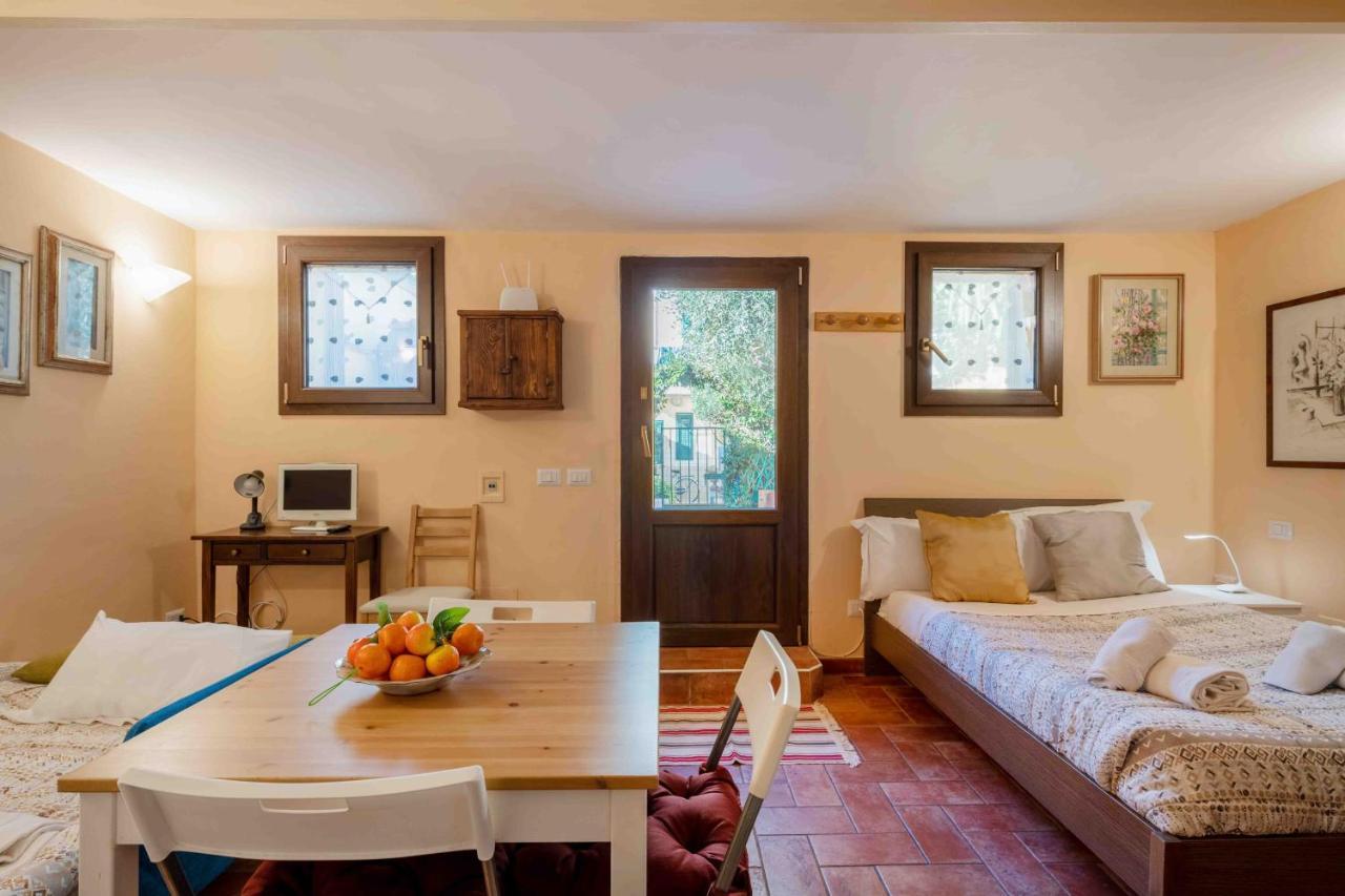 San Frediano Cozy Studio With Private Patio Apartment ฟลอเรนซ์ ภายนอก รูปภาพ