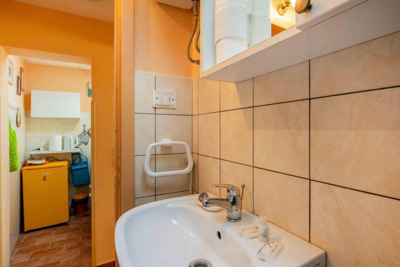 San Frediano Cozy Studio With Private Patio Apartment ฟลอเรนซ์ ภายนอก รูปภาพ